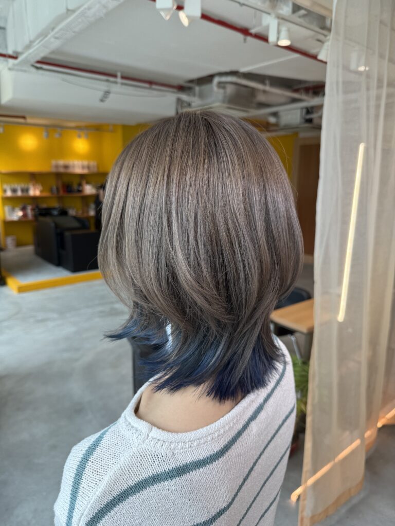 Medium Wolf Layers with Subtle Inner Blue | Japanese Hair Salon Singapore 1 位于Clarke Quay附近的Colors Japanese Hair Salon Singapore打造的层次感短发波波头 by stylist Satsuki and colorist Ura at Colors