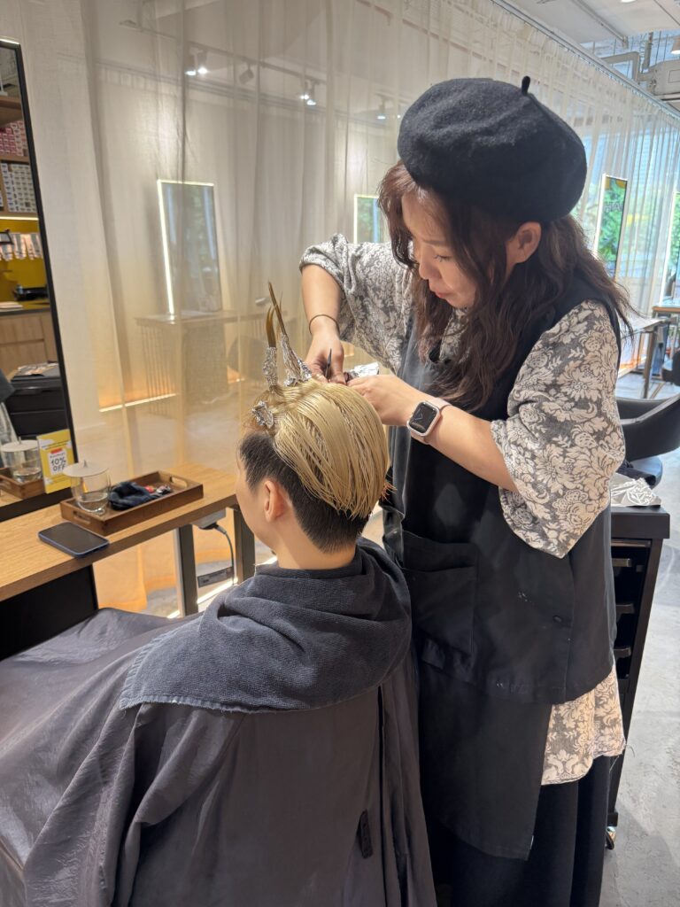 【男士设计染发&男士造型 – Colors Japanese Hair Salon Singapore】 2 Colors Japanese Hair Salon Singapore 的造型师 Carmen 为男士进行漂发与设计染色的施术过程。