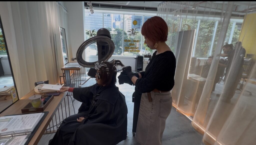 Japanese grey blending highlights in progress at Colors Japanese Hair Salon Singapore near Clarke Quay MRT and Chinatown – precision foil timing for soft white hair blending and low-maintenance regrowth