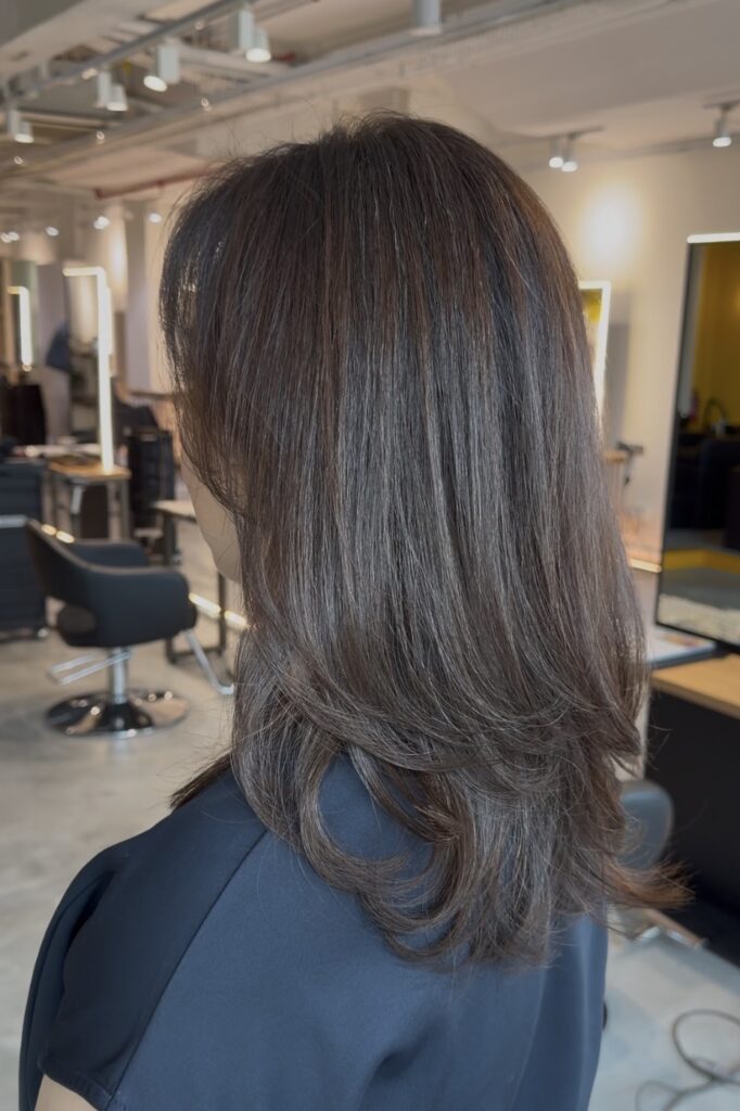 【No-Highlight Grey Blending Color Singapore – Bright & Natural】 1 No-highlight grey blending color on medium layered hair in Singapore, bright natural tone with Japanese color control, soft white hair blending and seamless regrowth near Clarke Quay MRT.