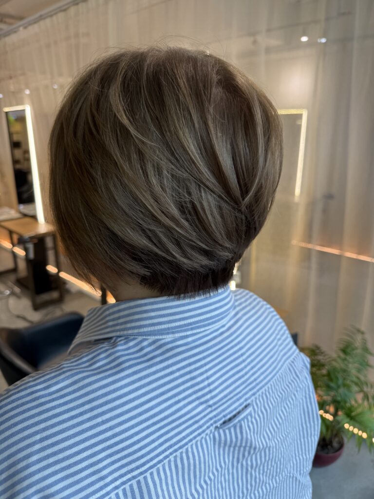 Grey Blending Highlights Short Graduation Bob Singapore | Japanese Hair Salon 1 Bright beige grey hair color by Stylist Satsuki and Colorist Ura at Colors Japanese Hair Salon Singapore for soft, natural grey coverage with low-maintenance regrowth.