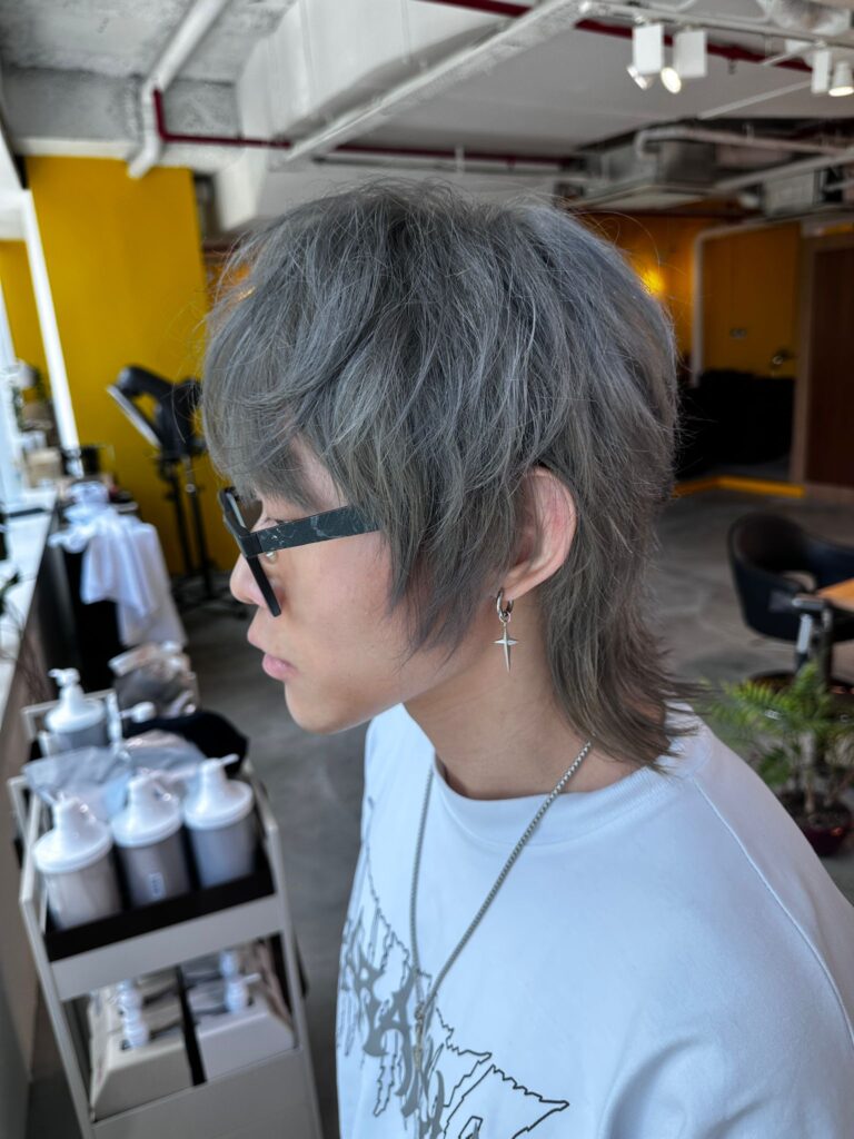 クラークキー近くのColors Japanese Hair Salon Singaporeで施術されたアッシュシルバーのウルフカット。立体感のあるレイヤーが特徴のスタイル。
