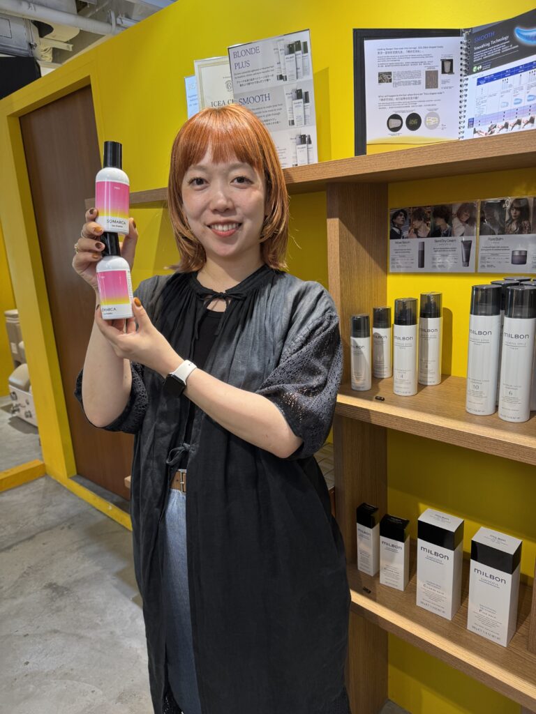 スタイリストSatsukiがHOYUソマルカカラーシャンプーを紹介 – Colors Japanese Hair Salon Singapore 1 スタイリストSatsukiが、色持ちと手触りの良さで人気のHOYUソマルカカラーシャンプーを紹介。