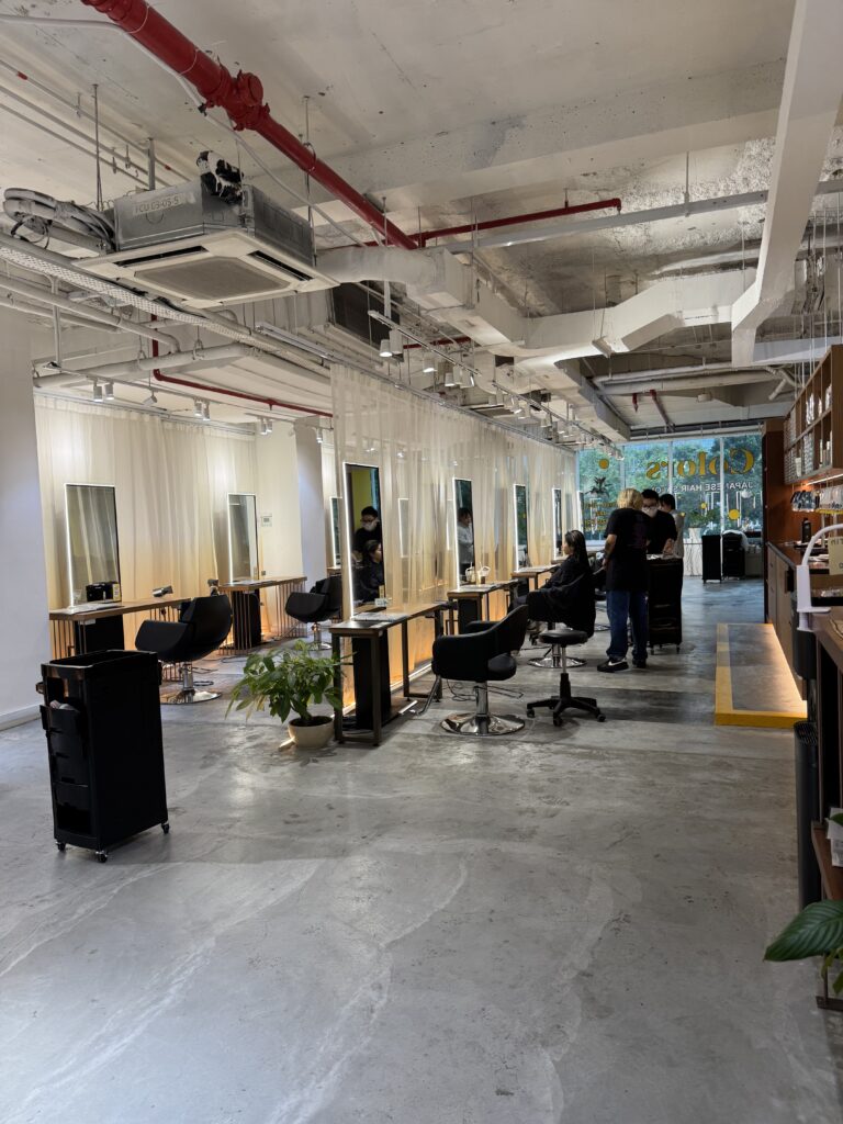 Bright & Spacious Interior – Colors Japanese Hair Salon Singapore (Near Clarke Quay & Chinatown) 1 Clarke Quay・Chinatown近くのColors Japanese Hair Salon Singapore の広々とした日本式サロン内観。