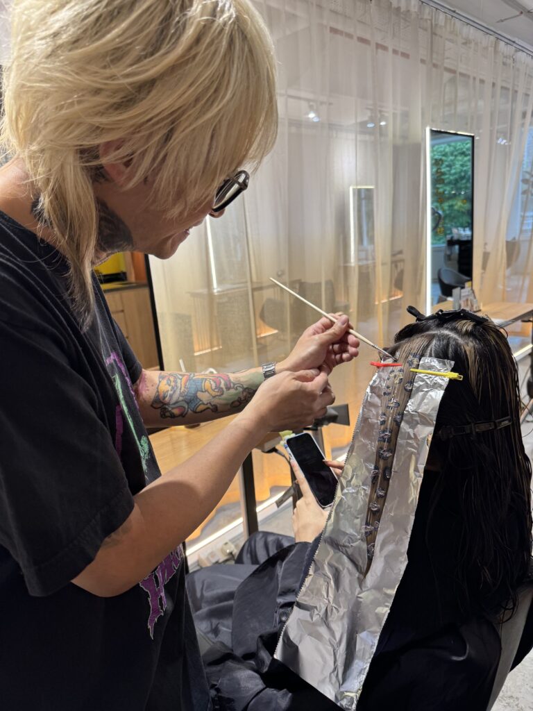 スタイリストIsseyのレオパード・ブリーチアートカラー|シンガポール日系美容室 1 この写真は、Colors Japanese Hair Salon SingaporeでスタイリストIsseyがヒョウ柄のクリエイティブカラーを施術している様子です。日本式の高度なカラー技術を活かし、個性を表現したい方や、印象を強く残すデザインカラーを求めるお客様に人気のメニューです。Clarke Quay・Chinatown・Havelock Road周辺で個性的なヘアカラーを探している方に最適です。