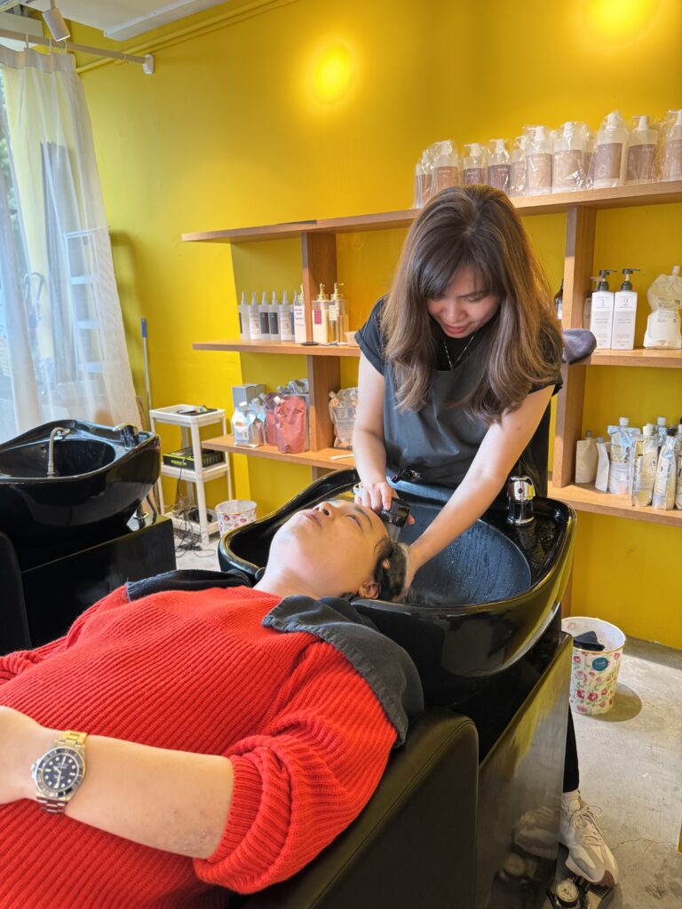 Clarke Quay・Chinatown近くのColors Japanese Hair Salon SingaporeでスタイリストSylviaが担当する日本式シャンプー＆ヘッドスパ