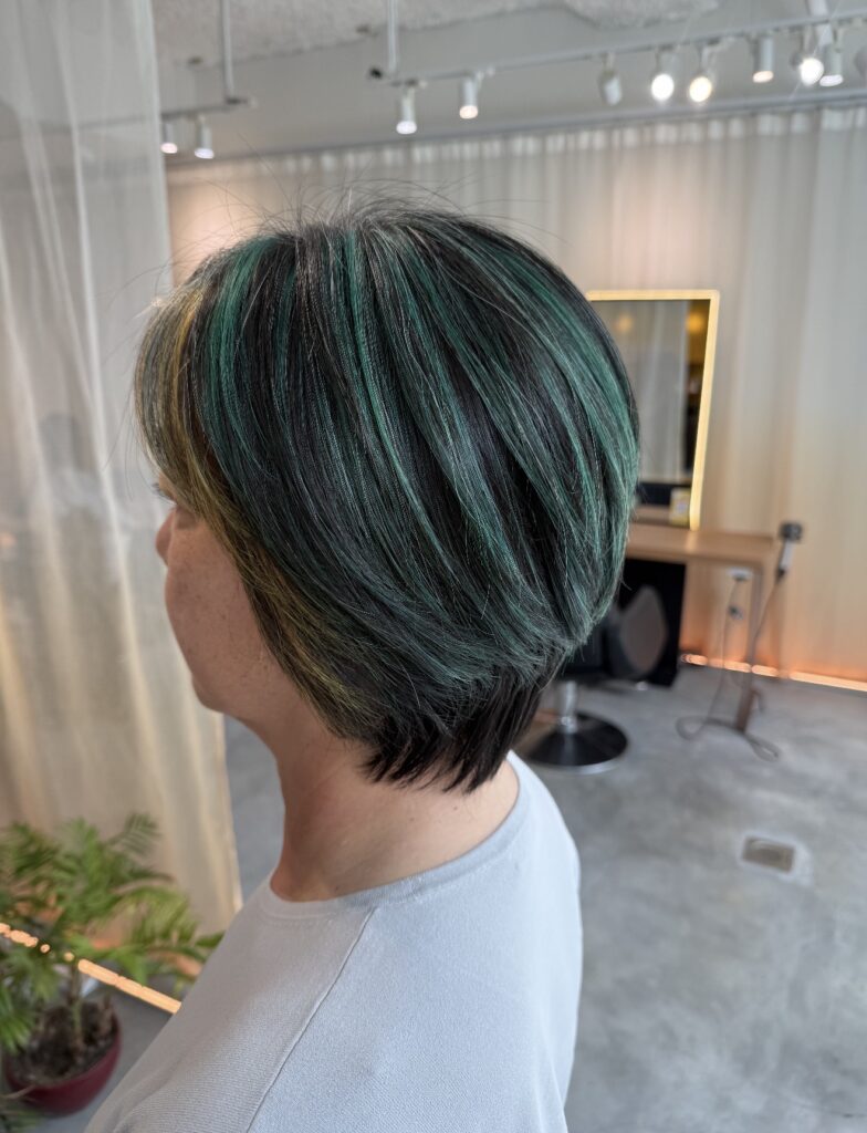 【Creative Grey Blending Highlights in Green by Colorist Ura】 1 Creative green-toned grey blending highlights for short hair at Japanese hair salon in Singapore
