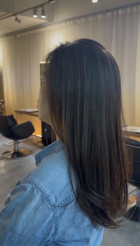 Grey blending highlights for long hair in Singapore, fine bleach highlights to blend white hair naturally and keep brightness, soft long layers styled by Stylist Ellen, color by Colorist Ura near Clarke Quay MRT and Chinatown.
