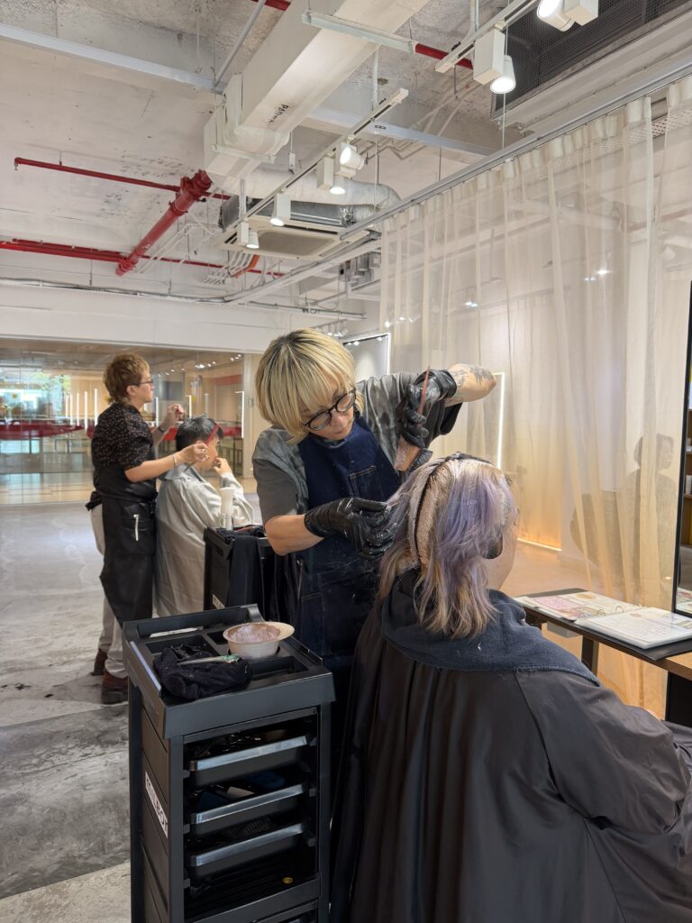 Scalp-friendly bleach touch-up using off-scalp technique at Colors Japanese Hair Salon Singapore, ensuring low irritation and clean regrowth.