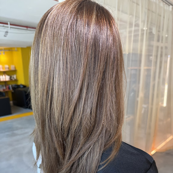layer cut beige blonde highlights singapore low damage japanese hair salon