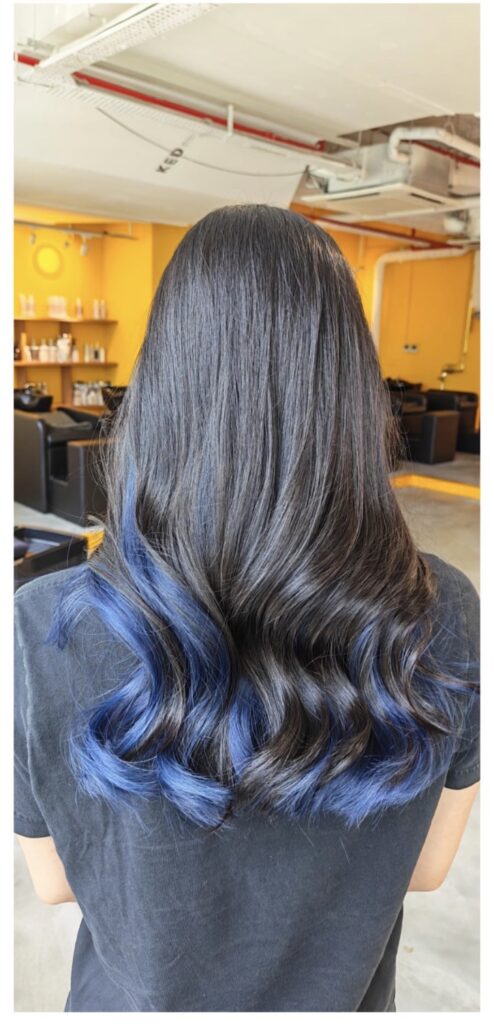 シンガポール|ダークブルーのインナーカラー 1 Dark blue inner color on natural hair with Plex bleach for low-damage color in Singapore