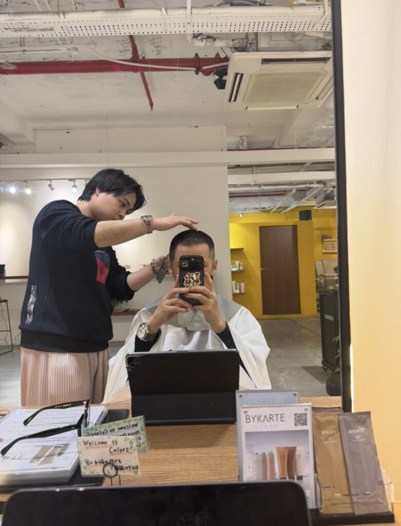Senior Stylist Andy performing a precise men’s haircut at Colors Japanese Hair Salon Singapore near Clarke Quay and Chinatown.
