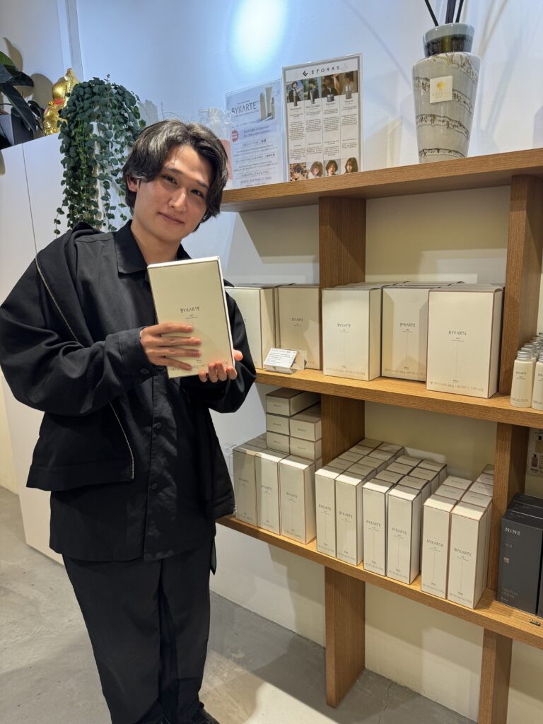 Stylist Ritsuki recommending HOYU BYKARTE home-care for dry and damaged hair.