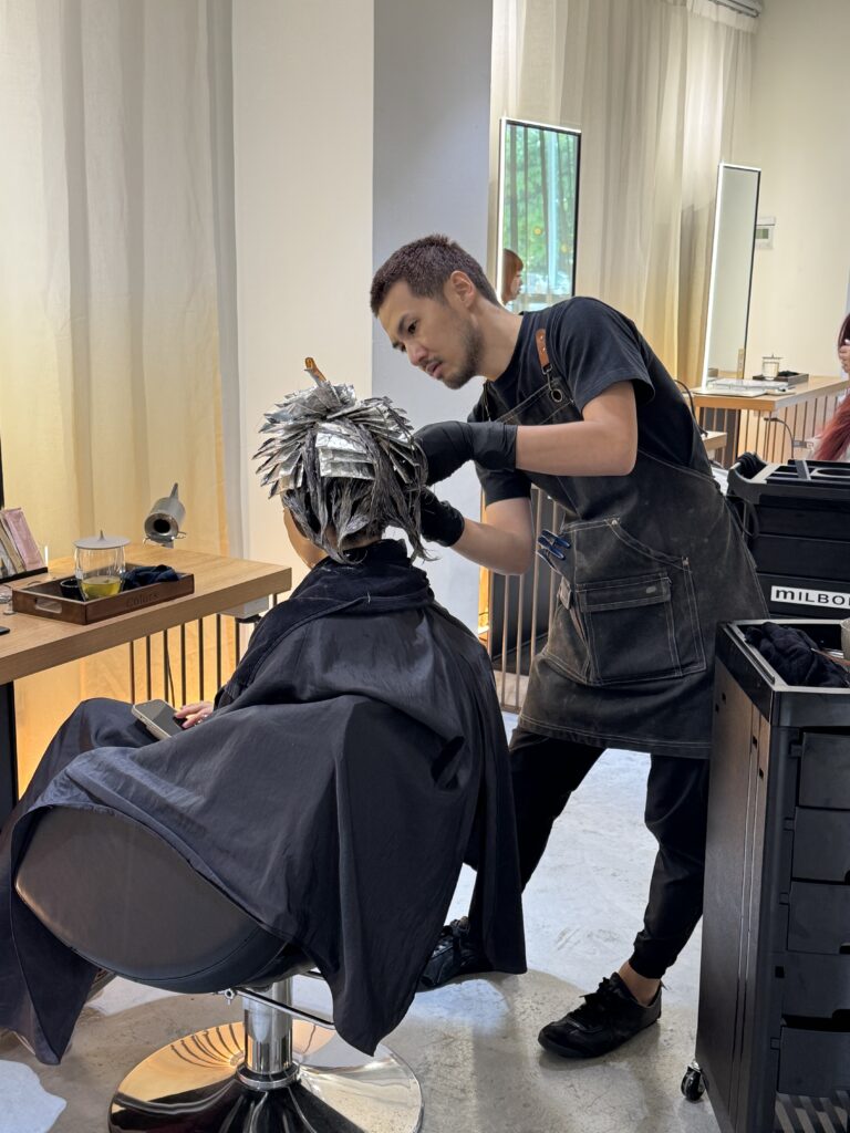 High-Precision Bleach Highlights & Japanese Colour Blending by Colorist Ura – Singapore 1 Colorist Ura creating grey-blending bleach color using Japanese foil techniques at Colors Japanese Hair Salon Singapore.
