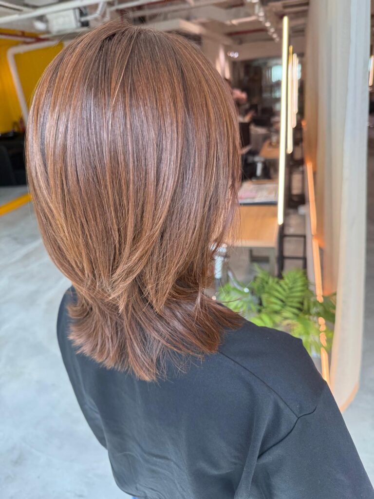 No Bleach Gold Brown | Medium Layered Haircut | Japanese Hair Salon Singapore 1 Honey brown hair color without bleach with layered haircut at Colors Japanese Hair Salon Singapore near Clarke Quay creating natural shine and soft movement