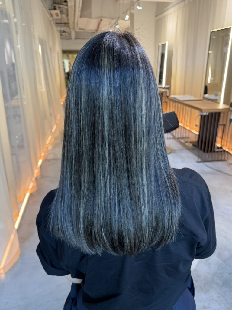 Contrast highlights on long one-length hair in Singapore with bleach highlights for grey blending and low-damage hair color at a Japanese hair salon.