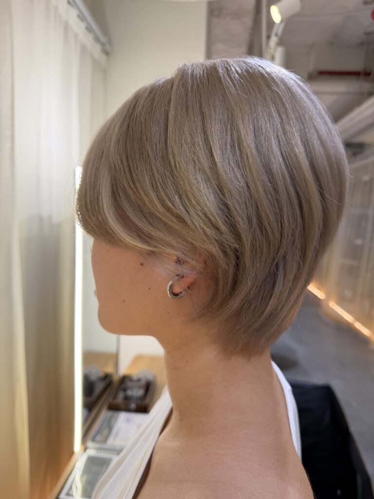 White Beige Short Layer Hair with Plex Bleach | Singapore 1 White beige short layered hair with Plex bleach at a Japanese Hair Salon Singapore, featuring a soft neckline and cheek-length face-framing bangs.