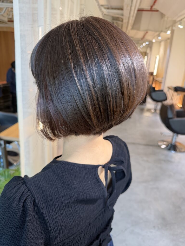 スタイルブック 1 Forward-angled bob with a smooth, heavy shape and glossy cool brown Plex color, created for better manageability and shine at a Japanese hair salon in Singapore.