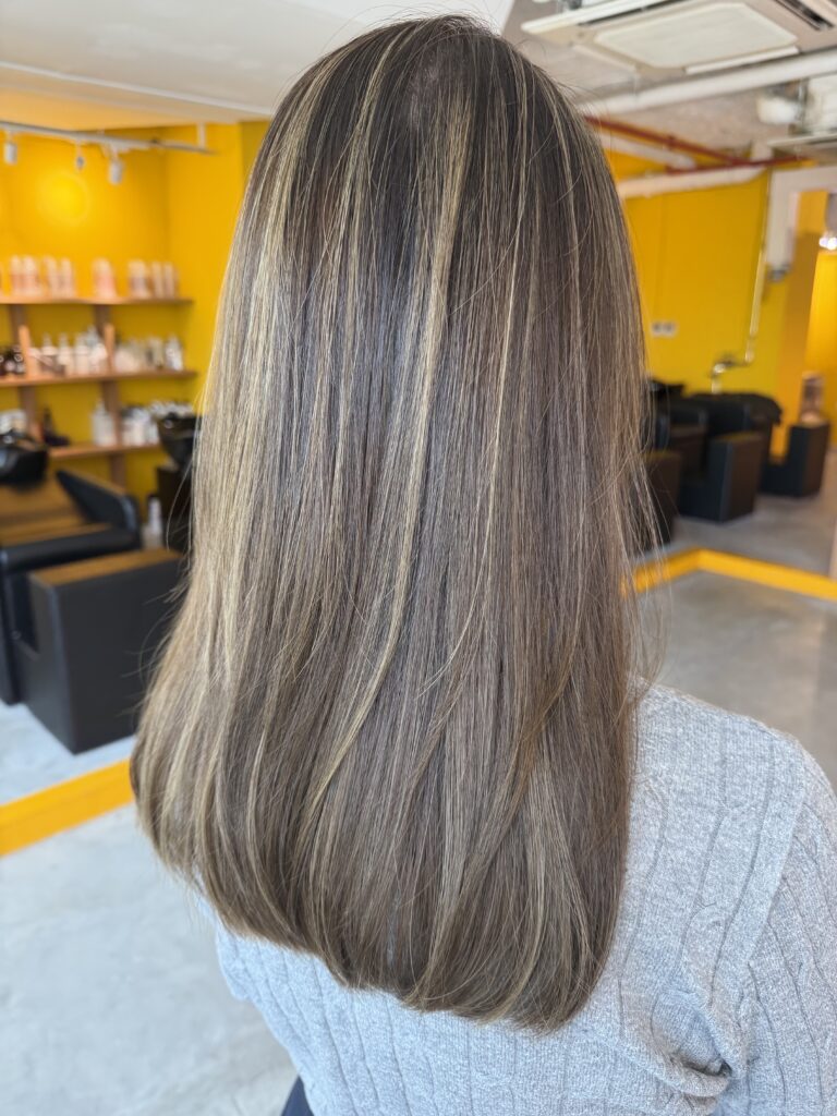 Silver Beige Grey Blending Highlights for Long Hair in Singapore 1 Long grey blending highlights with a silver beige tone, soft surface layers and low-damage Plex lightening at a Japanese hair salon in Singapore.