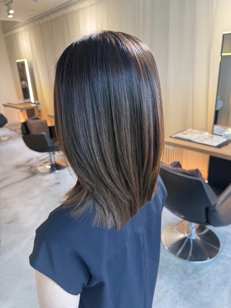 Bleach-Free Light Brown Highlights & Medium Low Layer | Singapore 1 Natural bleach-free light brown highlights with a medium low layer haircut at a Japanese Hair Salon Singapore for soft dimension and easy maintenance.