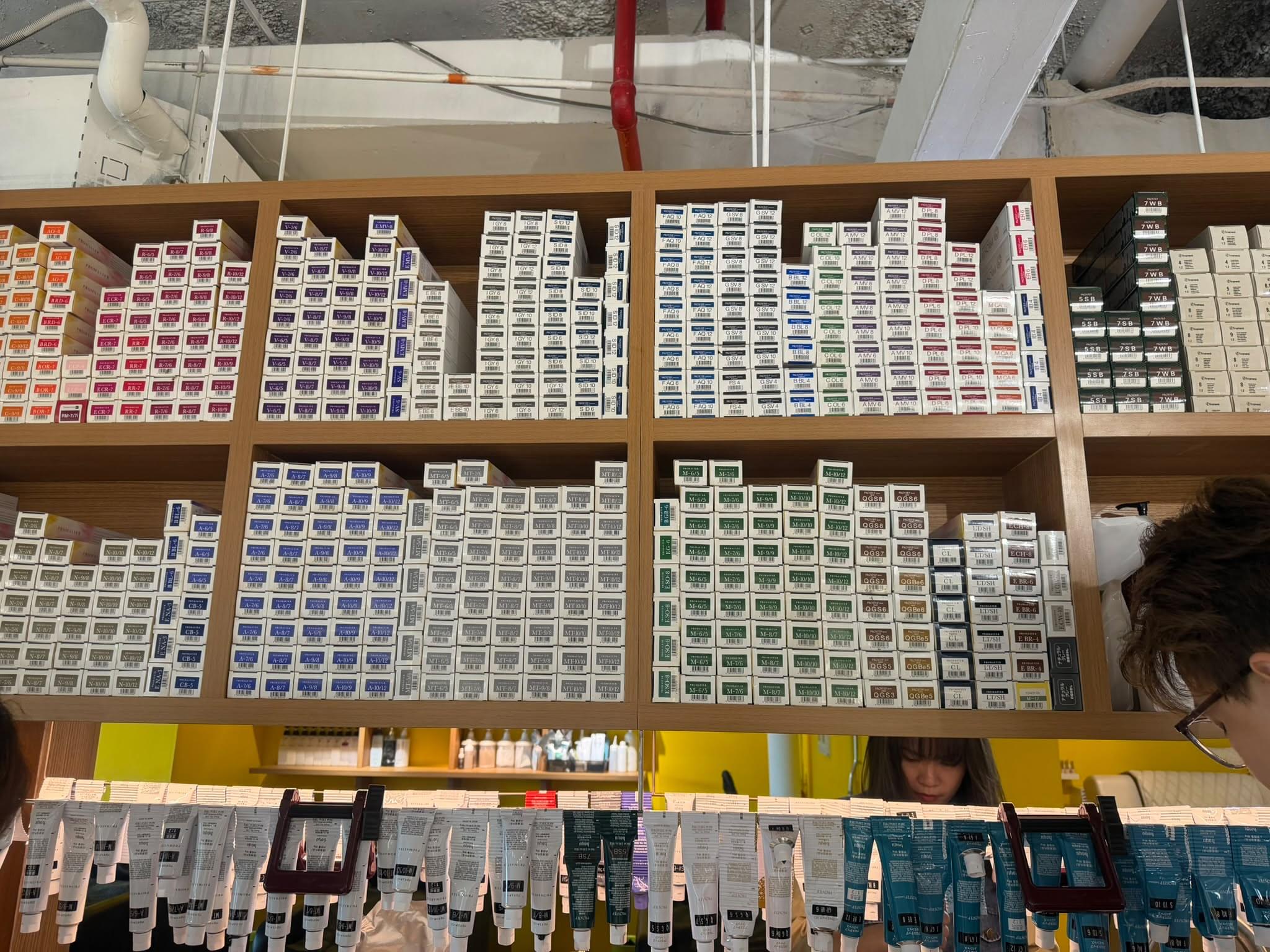 Professional Hair Color in Singapore with ammonia-free, organic, acid, and gel color options selected according to individual hair condition and color needs.