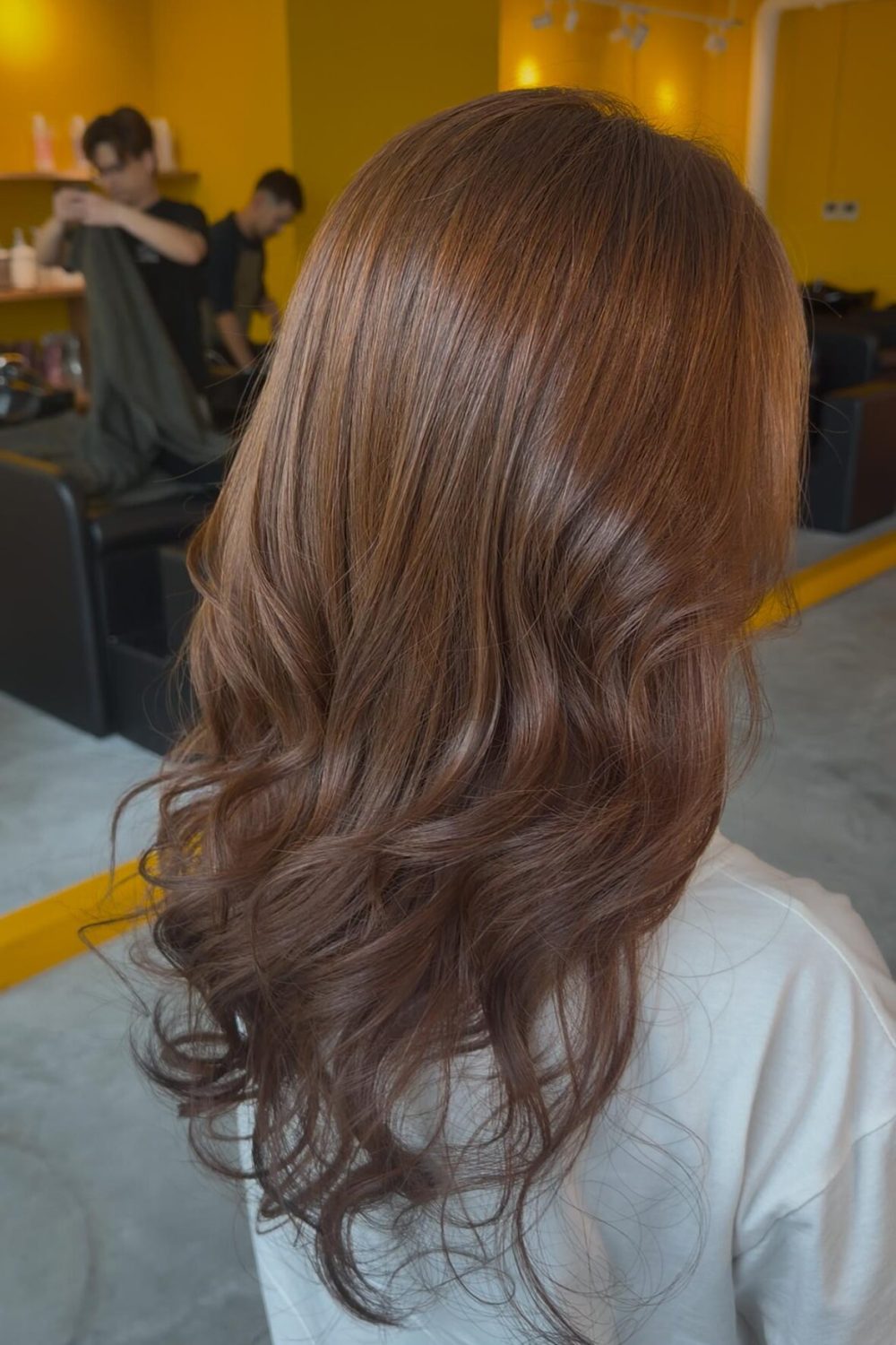 Long low-layer haircut with honey brown hair color without bleach at a Japanese Hair Salon Singapore. Low-damage Plex color for healthy shine and natural brightness.