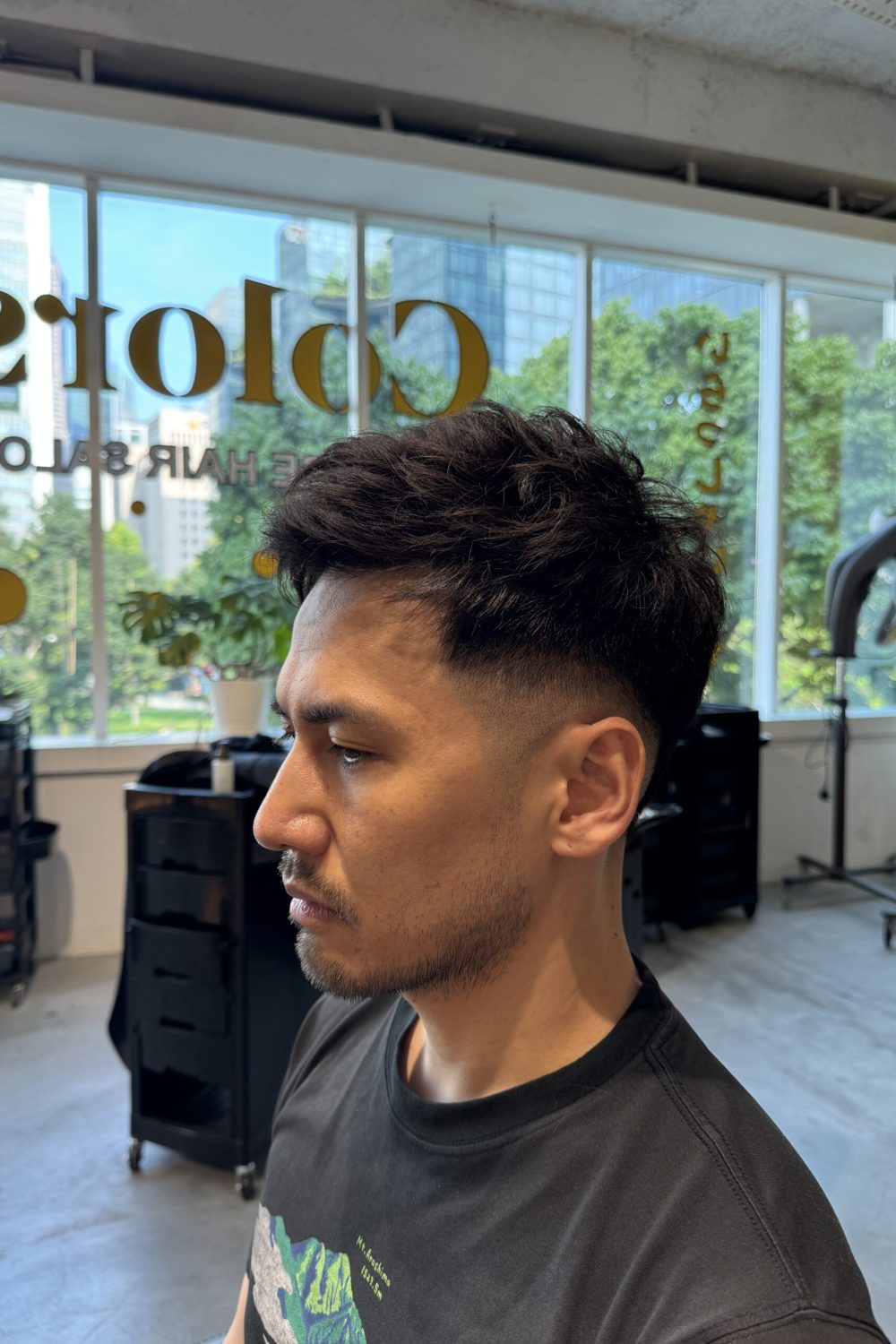 Men’s fade haircut with ammonia-free grey coverage color at a Japanese Hair Salon Singapore. Clean low fade with volume on top, natural level 5 grey coverage, and a scalp-friendly formula for healthy men’s hair.