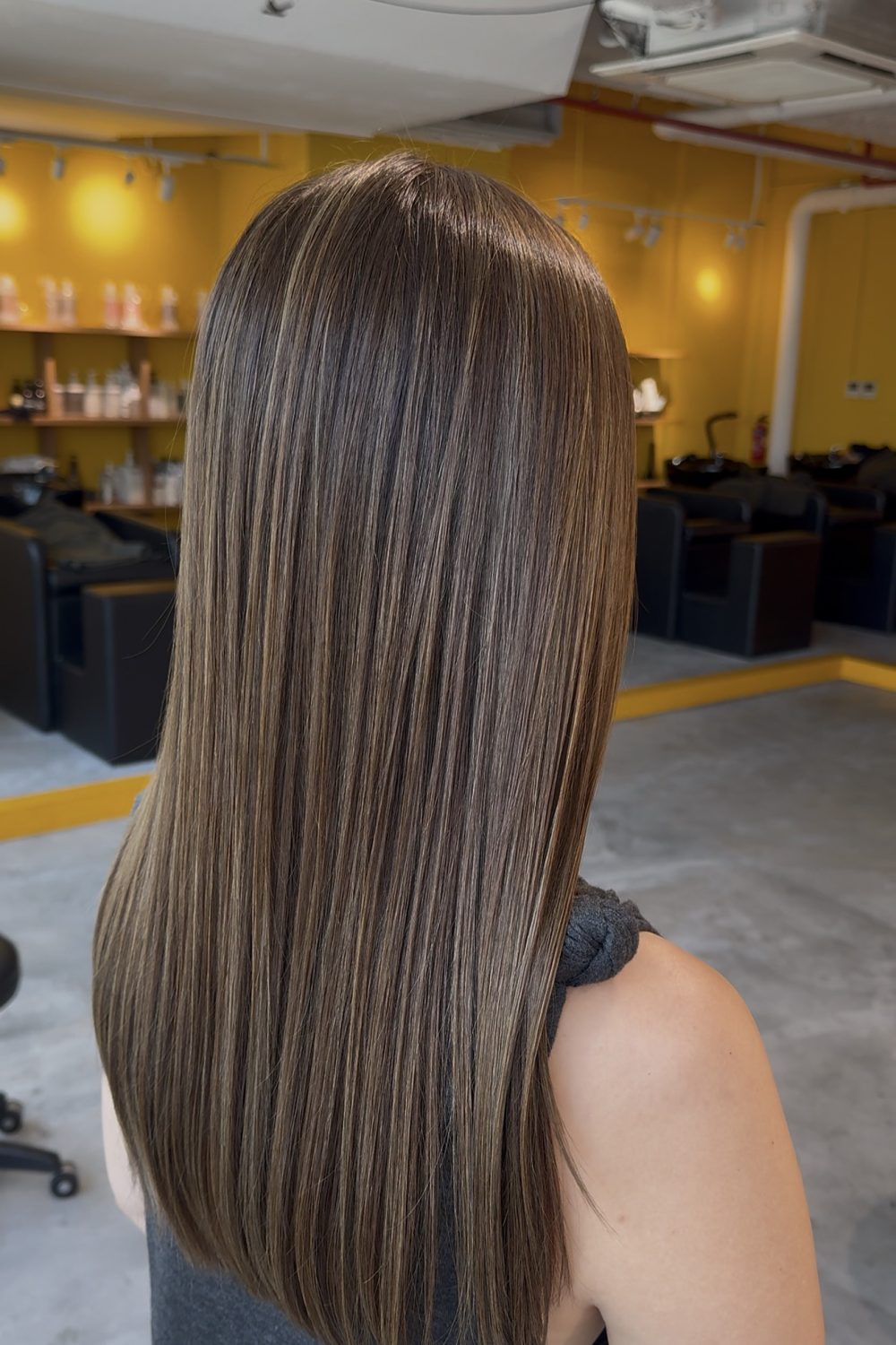 Long heavy haircut without layers, finished in mint brown with fine bleach highlights and Plex-supported color for a smooth, manageable and glossy look at a Japanese hair salon in Singapore.