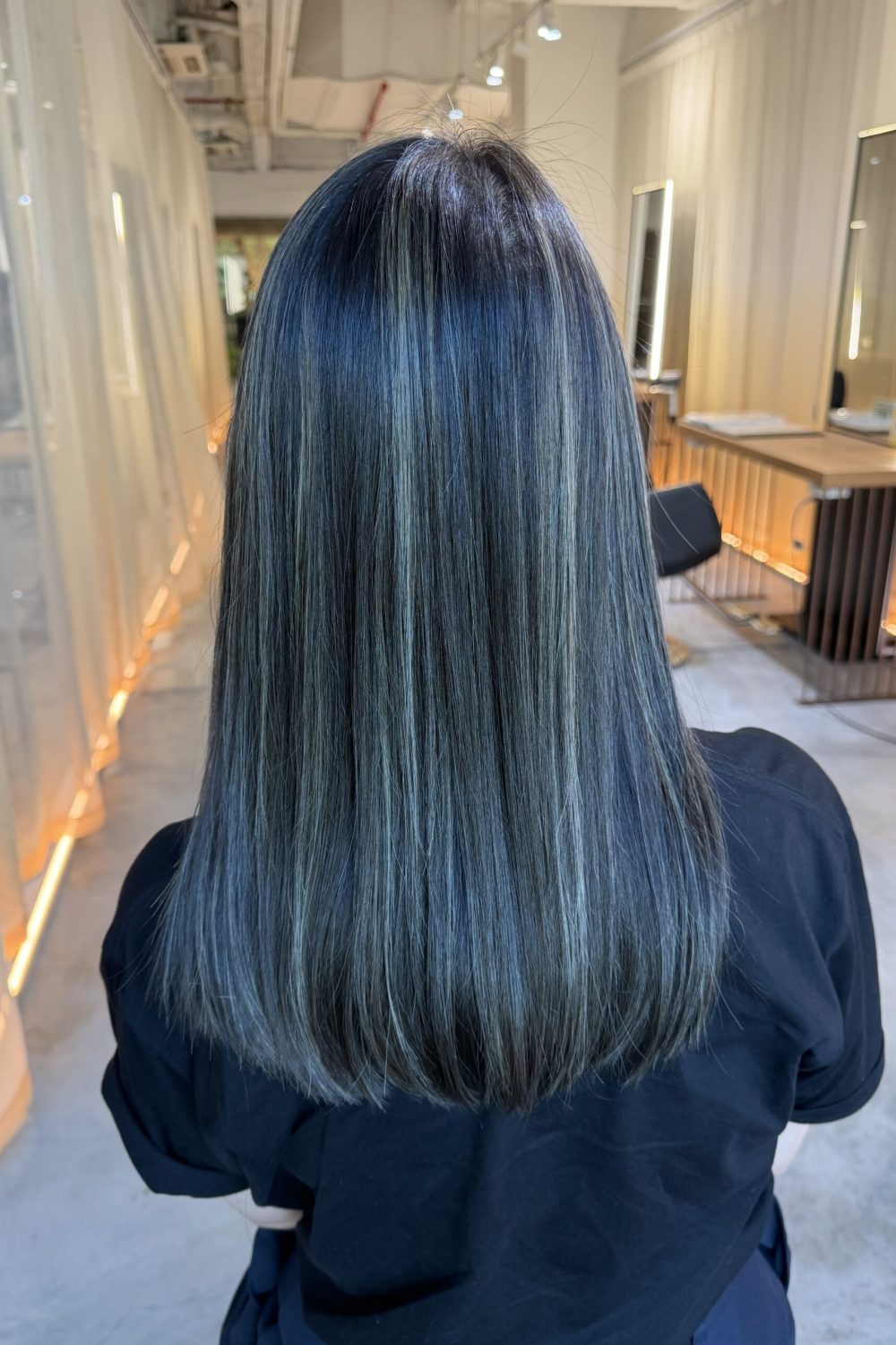 Contrast highlights on long one-length hair in Singapore with bleach highlights for grey blending and low-damage hair color at a Japanese hair salon.